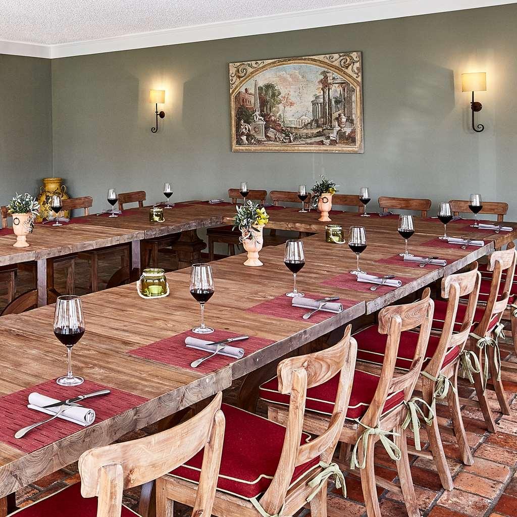 Althoff Hotel Fuerstenhof 첼레 시설 사진 The dining room at the Château de Chaumont