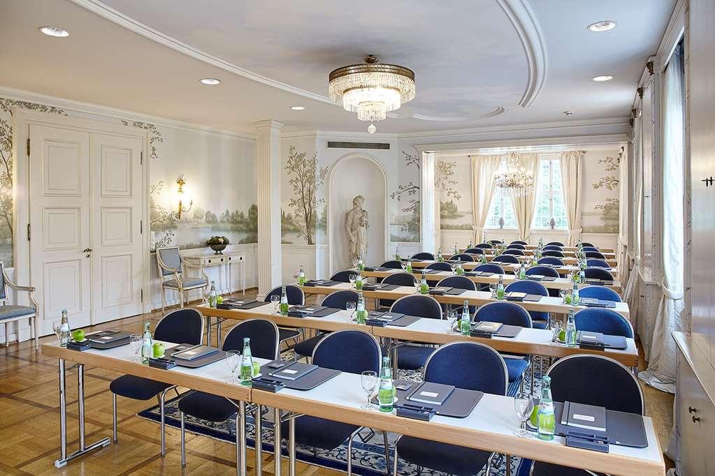 Althoff Hotel Fuerstenhof 첼레 시설 사진 The interior of the conference centre