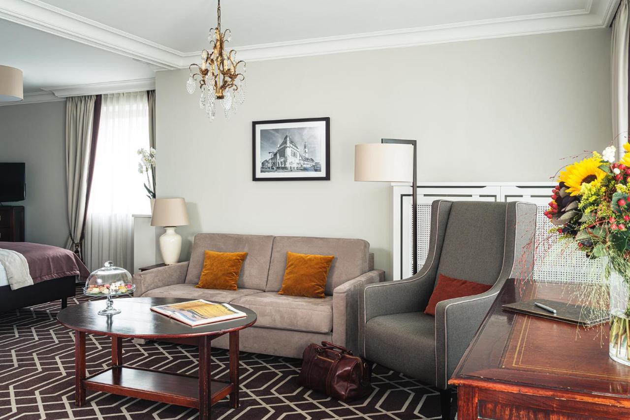 Althoff Hotel Fuerstenhof 첼레 외부 사진 A suite at the Hotel de Crillon