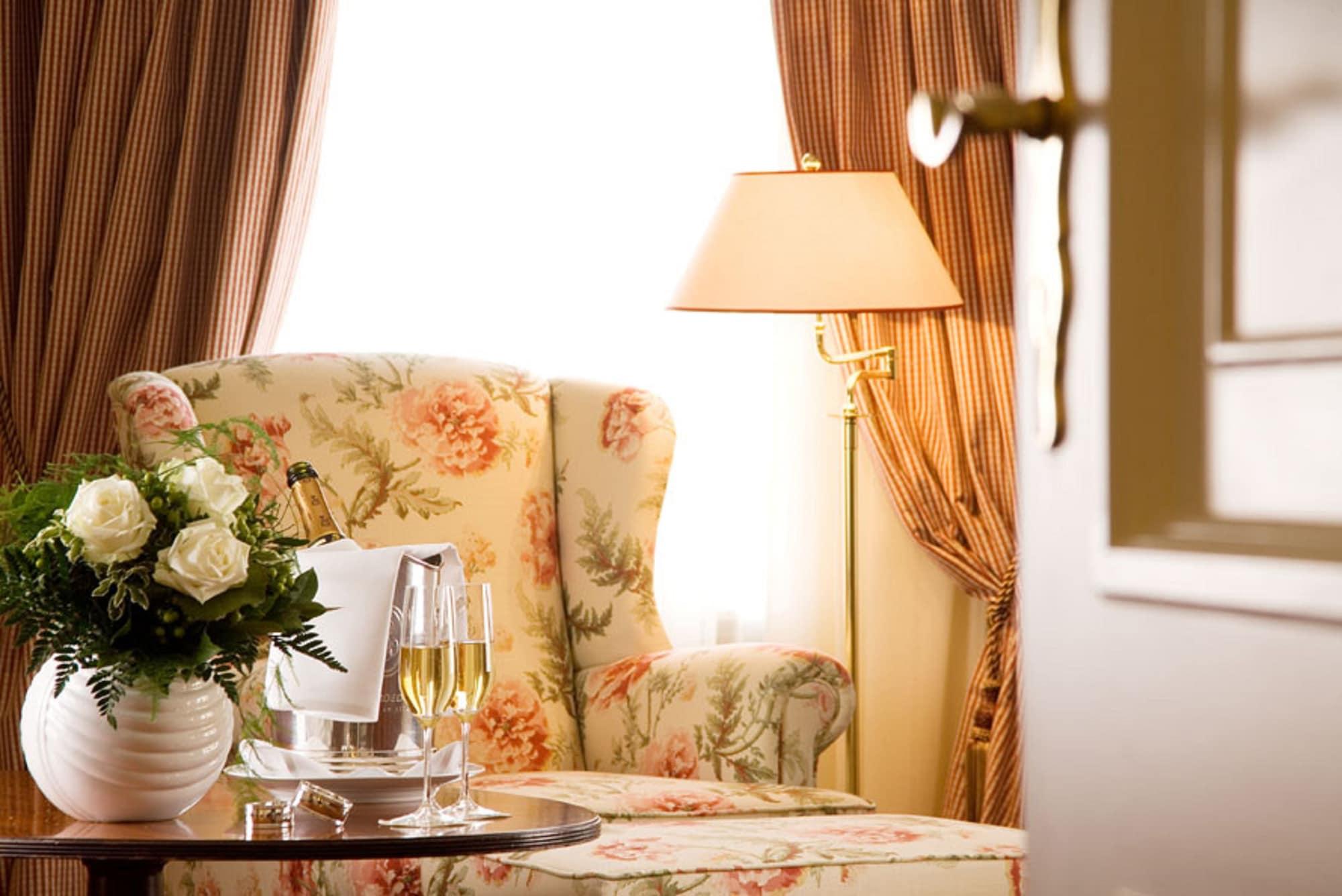 Althoff Hotel Fuerstenhof 첼레 외부 사진 A suite at the Hotel de Crillon