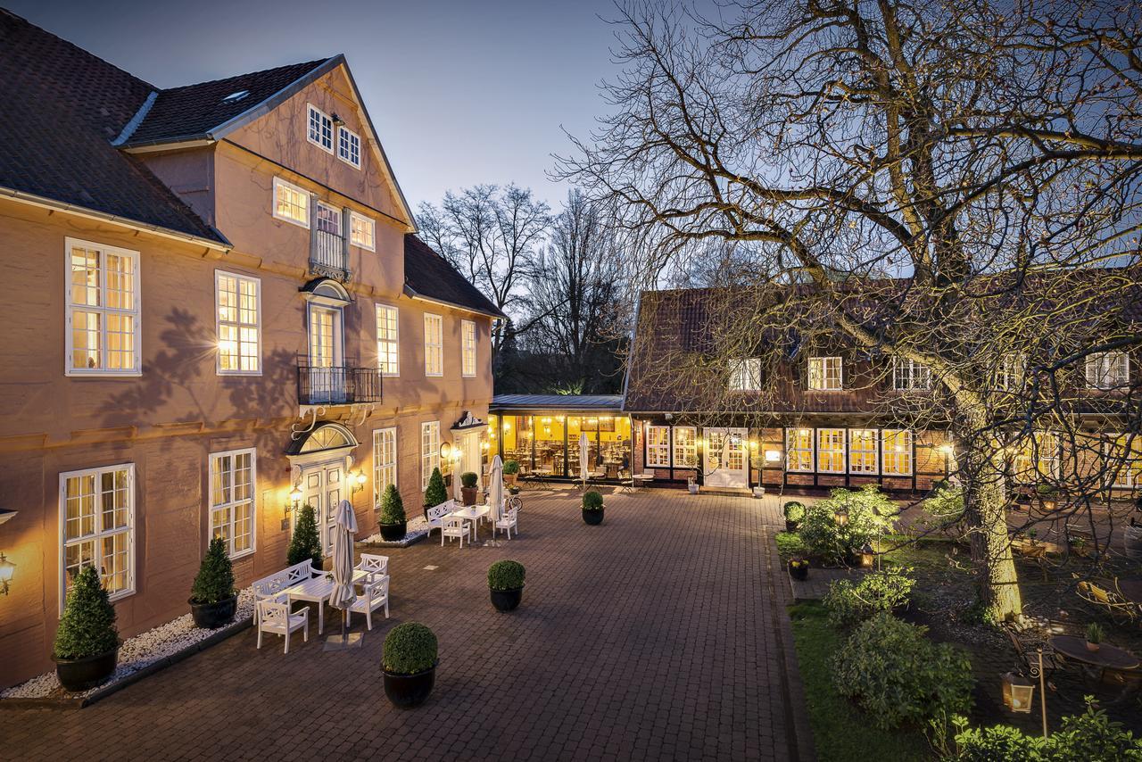Althoff Hotel Fuerstenhof 첼레 외부 사진 The hotel's courtyard